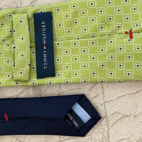 TOMMY HILFIGER Men’s Designer Green & Blue Geometric 100% Silk Tie 58" X 3.5" - Picture 2 of 3